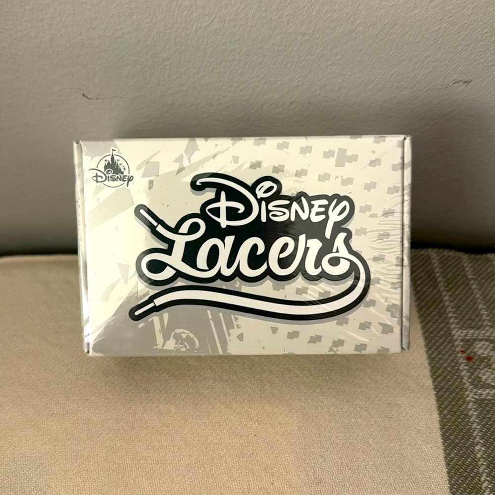 Three little pigs Disney lacers vinyl sneaker